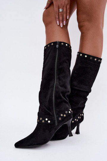 Botas longas pretas isoladas com decoração Tai turiris 2