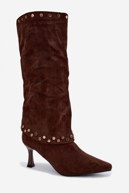 Botas longas castanhas isoladas com decoração Tai turiris