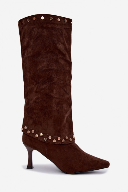 Botas longas castanhas isoladas com decoração Tai turiris