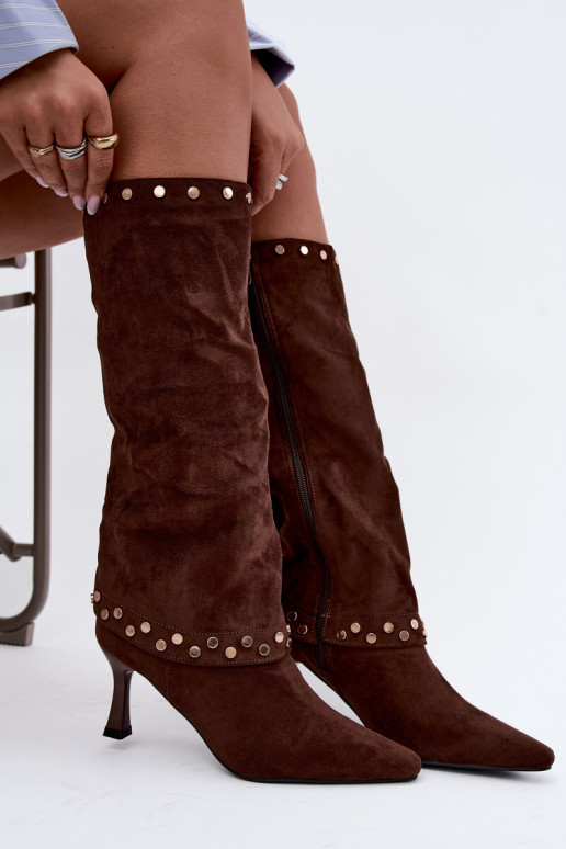 Botas longas castanhas isoladas com decoração Tai turiris