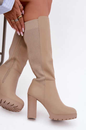 Botas longas de areia isoladas com saltos Hespera