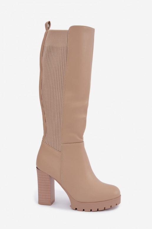 Botas longas de areia isoladas com saltos Hespera