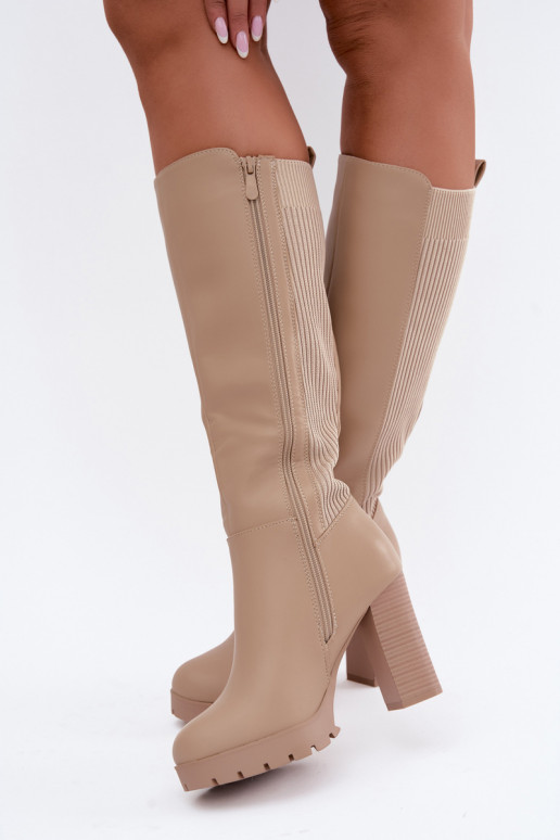 Botas longas de areia isoladas com saltos Hespera