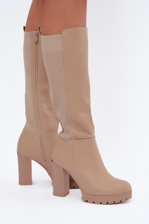 Botas longas de areia isoladas com saltos Hespera