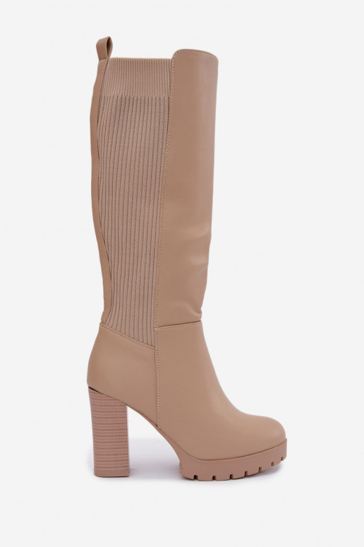 Botas longas de areia isoladas com saltos Hespera