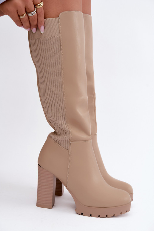 Botas longas de areia isoladas com saltos Hespera