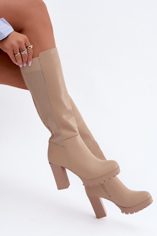 Botas longas de areia isoladas com saltos Hespera
