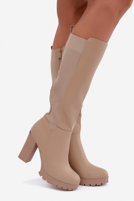 Botas longas de areia isoladas com saltos Hespera