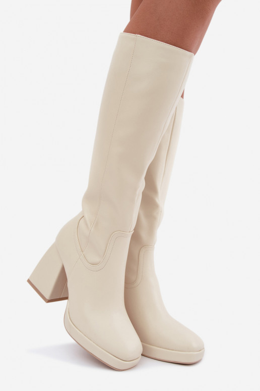 Botas longas de areia isoladas com saltos Leonelle