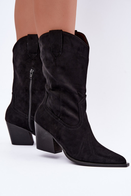 Botins pretos isolados em estilo cowboy com saltos Serenza
