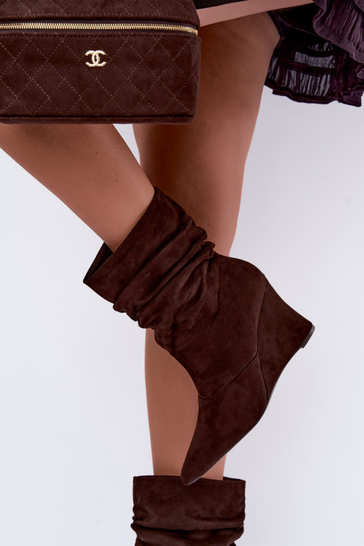 Botins castanhos enrugados com plataforma Thalene