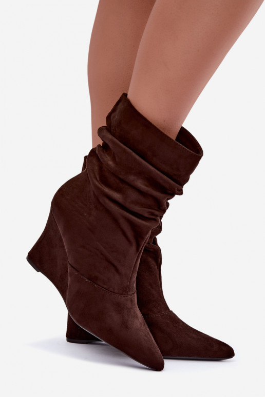 Botins castanhos enrugados com plataforma Thalene