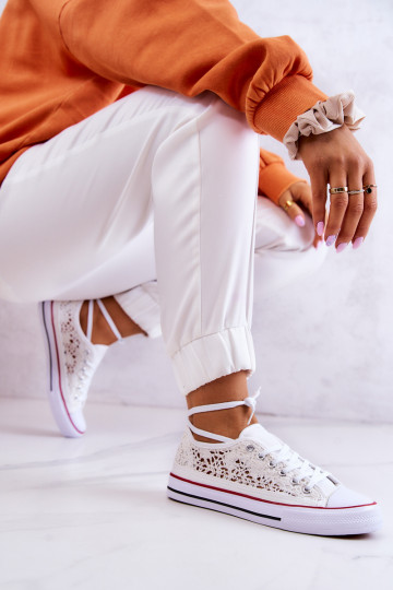 Sapatos brancos femininos com motivos de renda Venture