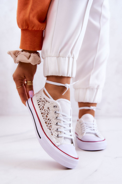 Sapatos brancos femininos com motivos de renda Venture