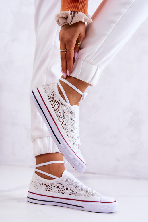 Sapatos brancos femininos com motivos de renda Venture
