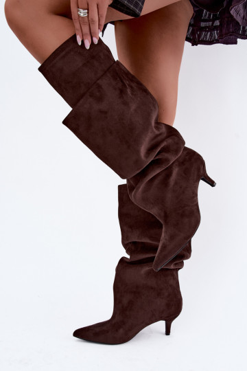 Botas altas quentes com babados e salto na cor chocolate Oriellea