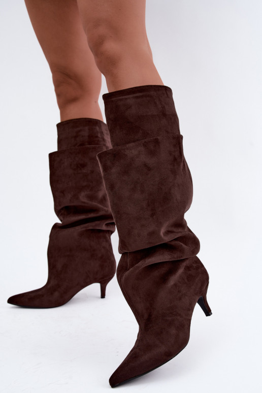 Botas altas quentes com babados e salto na cor chocolate Oriellea