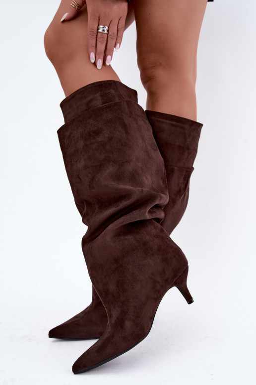 Botas altas quentes com babados e salto na cor chocolate Oriellea