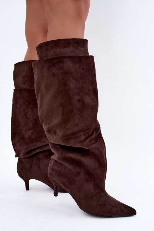 Botas altas quentes com babados e salto na cor chocolate Oriellea