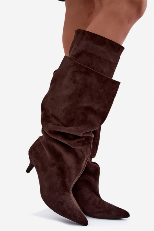Botas altas quentes com babados e salto na cor chocolate Oriellea