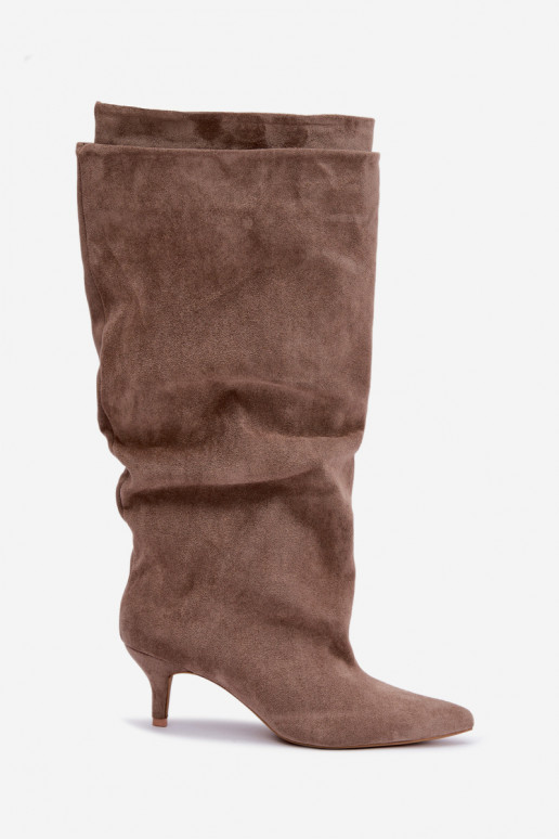 Botas altas quentes com babados e salto na cor areia Oriellea