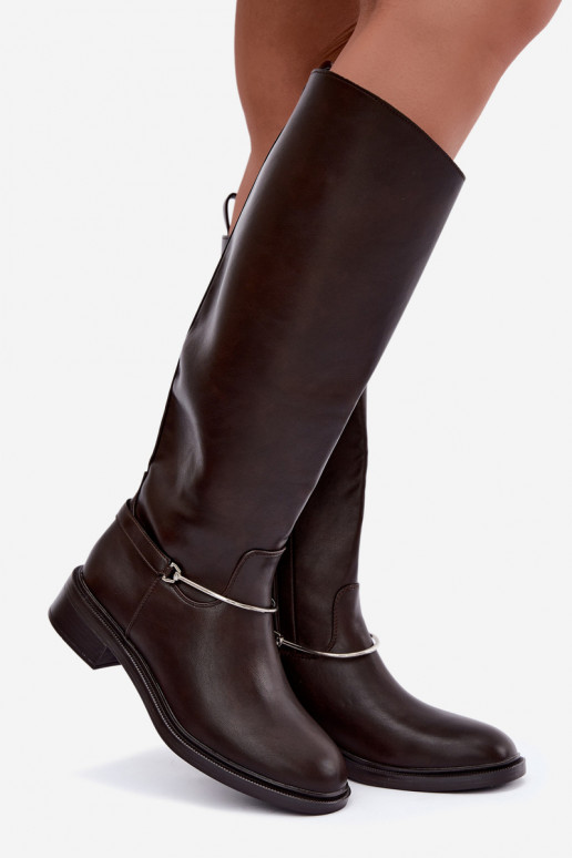 Botas altas com saltos largos e fitas decorativas na cor chocolate INillene