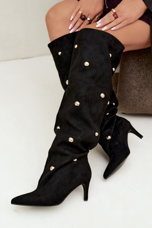Botas altas slip-on com saltos finos e detalhes ornamentais na cor preta Beladine