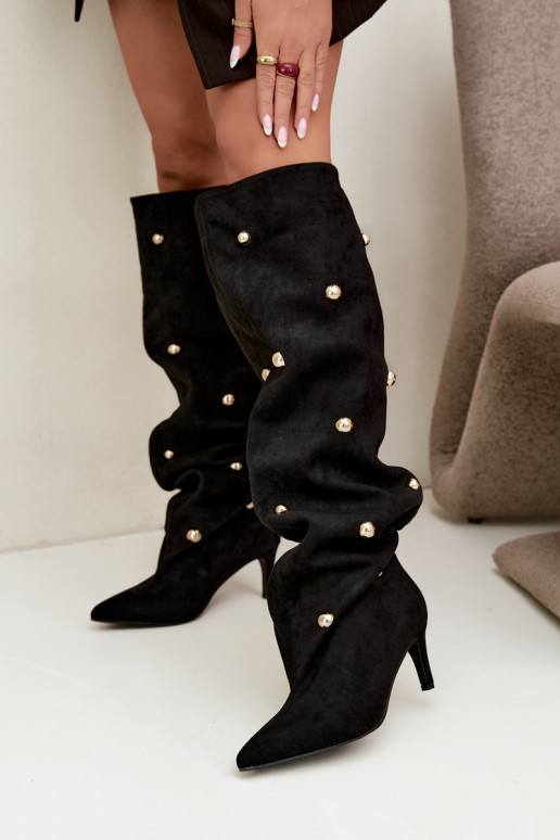 Botas altas slip-on com saltos finos e detalhes ornamentais na cor preta Beladine