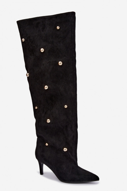 Botas altas slip-on com saltos finos e detalhes ornamentais na cor preta Beladine
