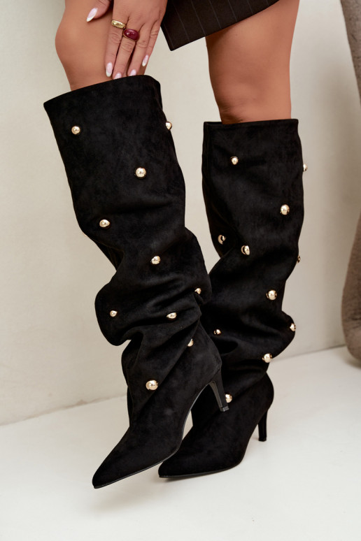 Botas altas slip-on com saltos finos e detalhes ornamentais na cor preta Beladine