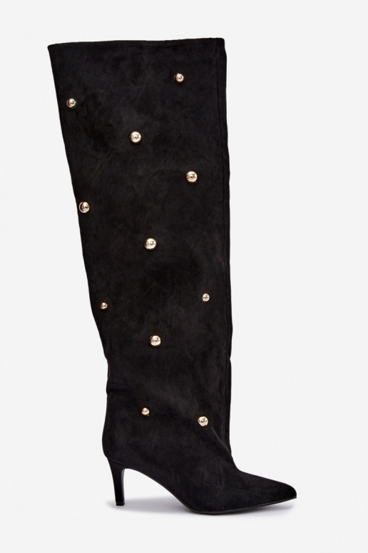 Botas altas slip-on com saltos finos e detalhes ornamentais na cor preta Beladine