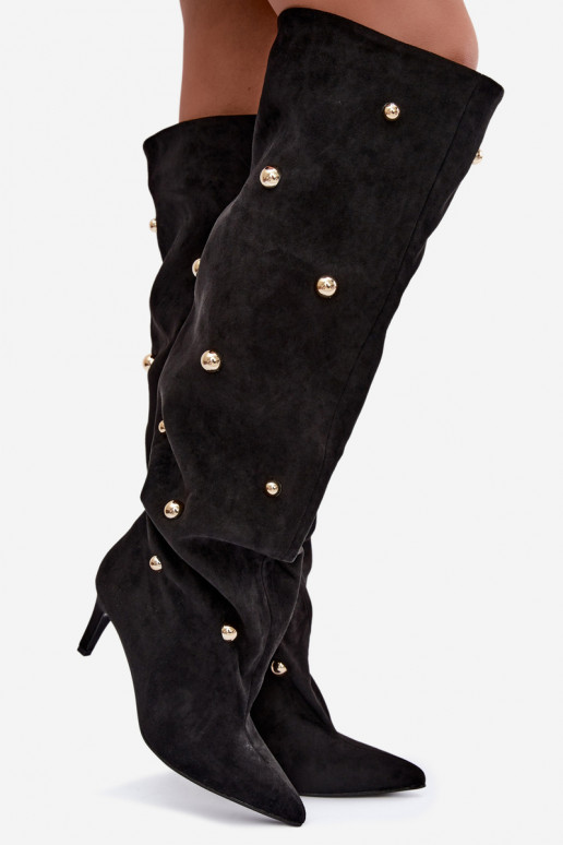 Botas altas slip-on com saltos finos e detalhes ornamentais na cor preta Beladine