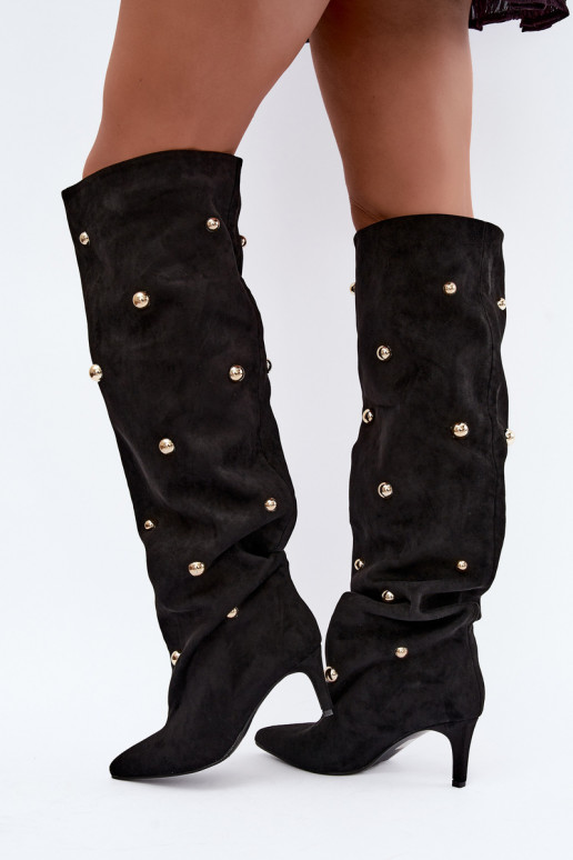 Botas altas slip-on com saltos finos e detalhes ornamentais na cor preta Beladine