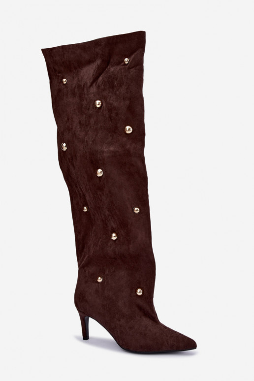 Botas altas slip-on com saltos finos e detalhes ornamentais na cor chocolate Beladine