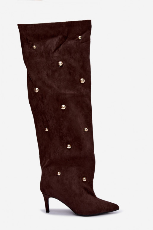 Botas altas slip-on com saltos finos e detalhes ornamentais na cor chocolate Beladine