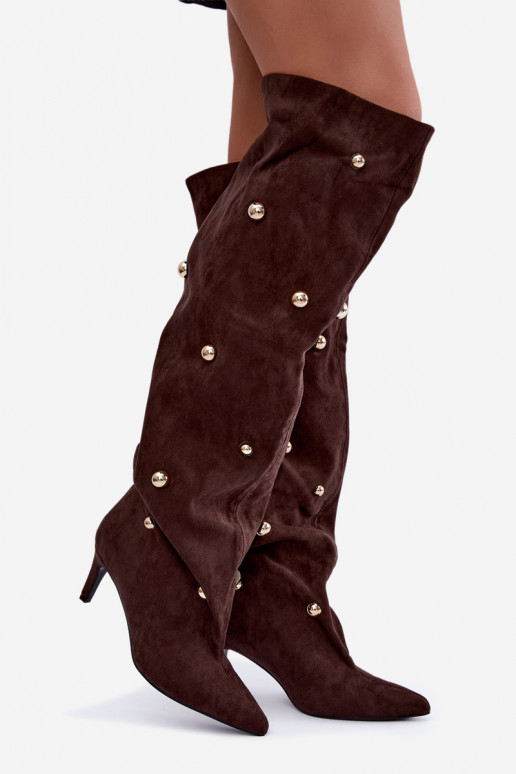 Botas altas slip-on com saltos finos e detalhes ornamentais na cor chocolate Beladine