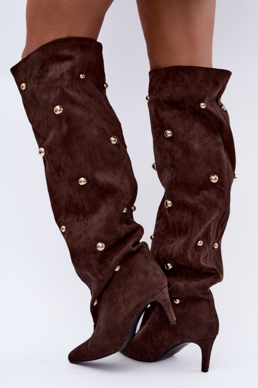 Botas altas slip-on com saltos finos e detalhes ornamentais na cor chocolate Beladine