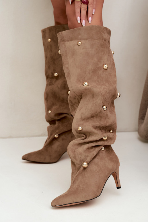 Botas altas slip-on com saltos finos e detalhes ornamentais na cor areia Beladine