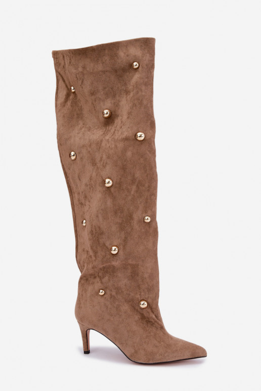 Botas altas slip-on com saltos finos e detalhes ornamentais na cor areia Beladine