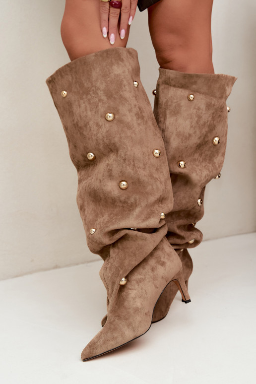 Botas altas slip-on com saltos finos e detalhes ornamentais na cor areia Beladine