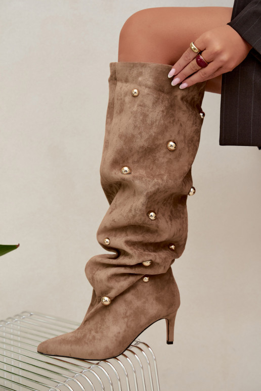 Botas altas slip-on com saltos finos e detalhes ornamentais na cor areia Beladine