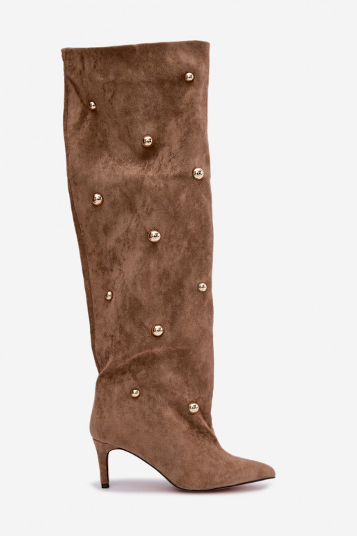 Botas altas slip-on com saltos finos e detalhes ornamentais na cor areia Beladine