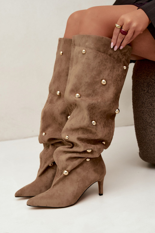 Botas altas slip-on com saltos finos e detalhes ornamentais na cor areia Beladine