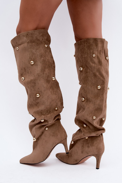 Botas altas slip-on com saltos finos e detalhes ornamentais na cor areia Beladine