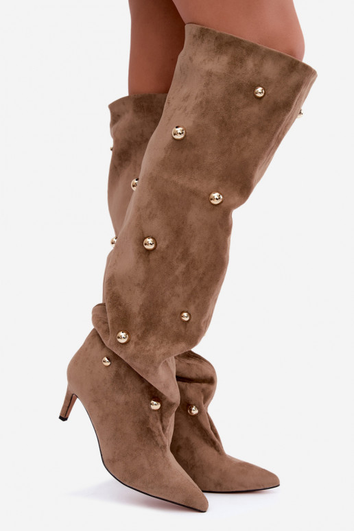 Botas altas slip-on com saltos finos e detalhes ornamentais na cor areia Beladine