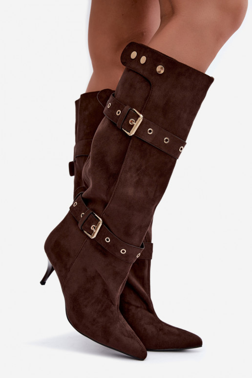 Botins castanhos Isabeau com saltos finos e fivelas