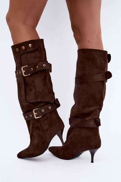 Botins castanhos Isabeau com saltos finos e fivelas