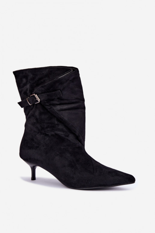 Botins isolados Tiselle com saltos e fivelas em preto