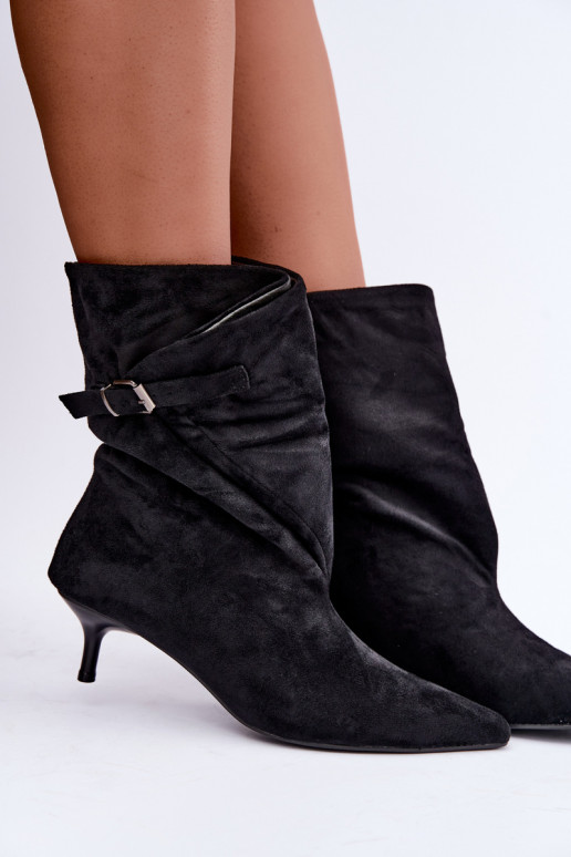 Botins isolados Tiselle com saltos e fivelas em preto