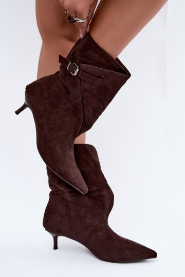 Botins isolados Tiselle com saltos e fivelas em castanho